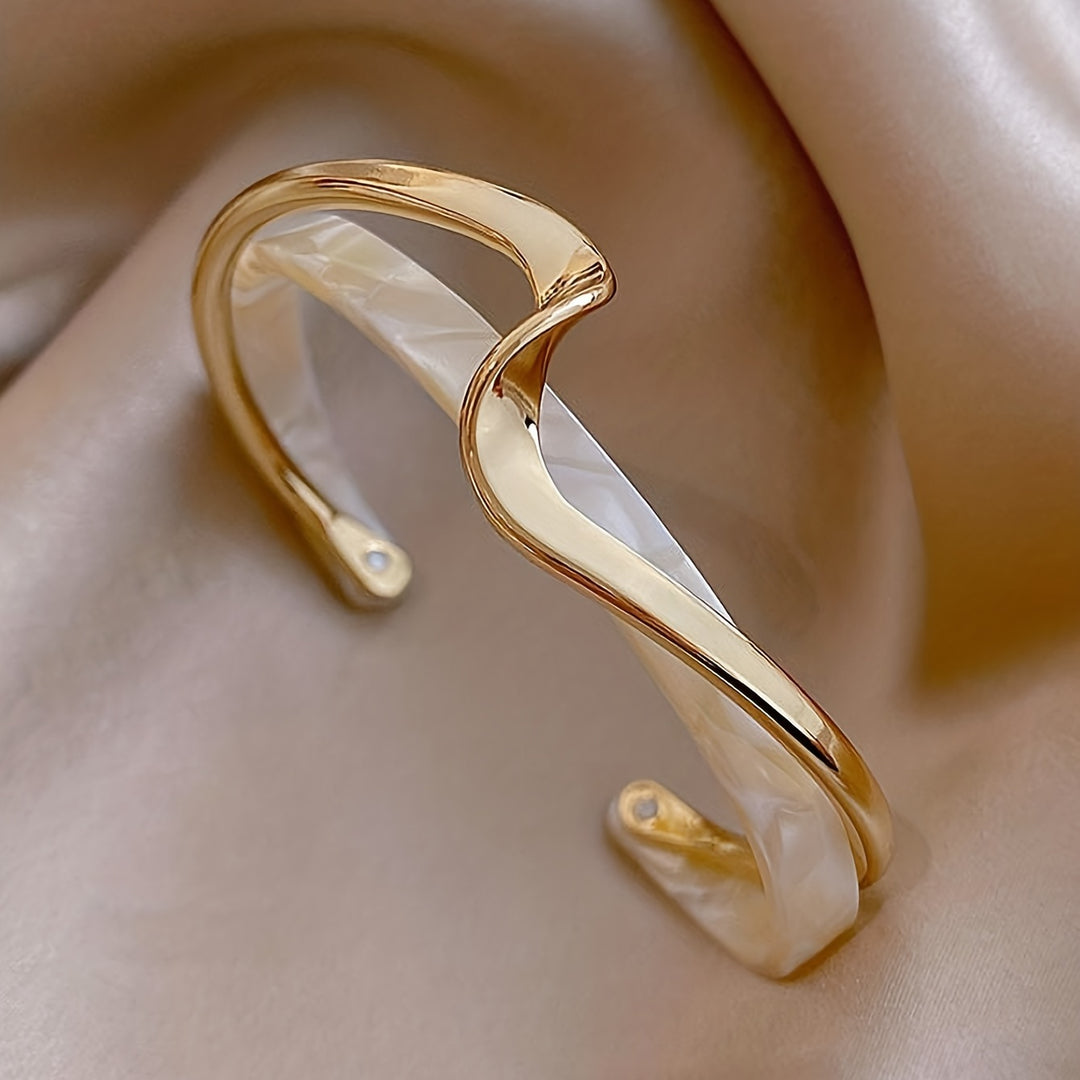 Vela Wave Cuff